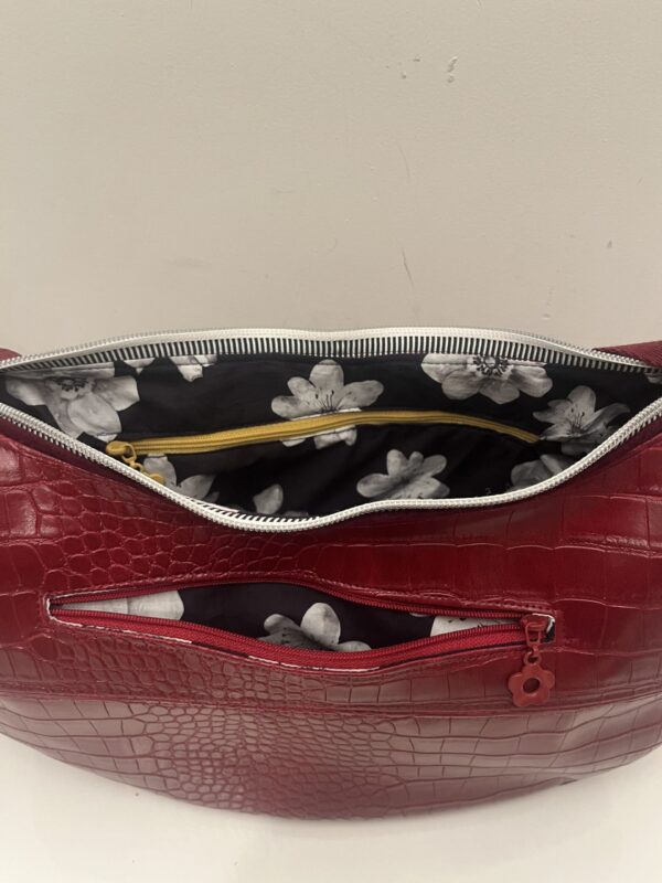 Bordeaux rood krokodil