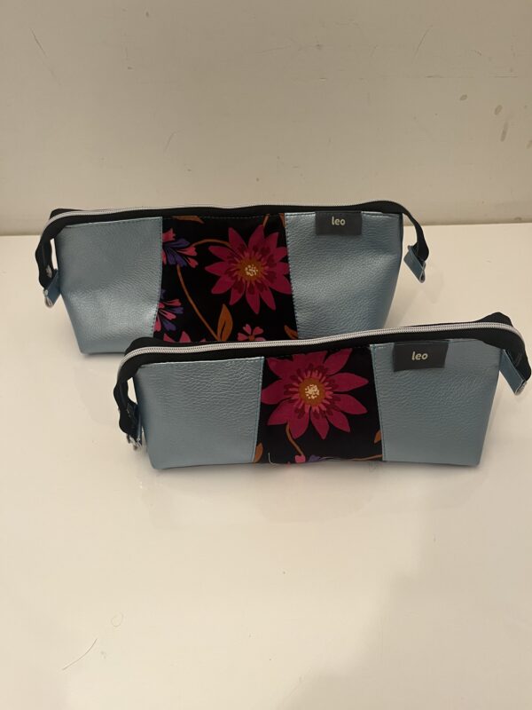 Metallic blauw met bloem