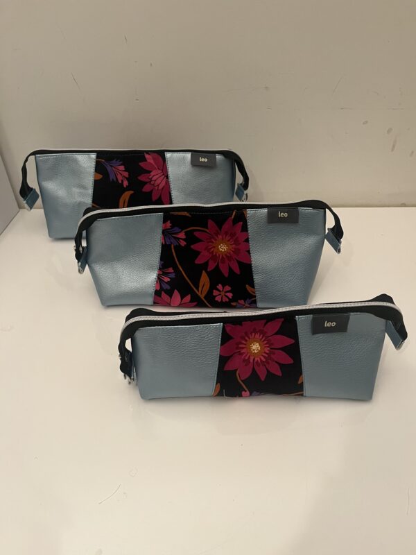 Metallic blauw met bloem