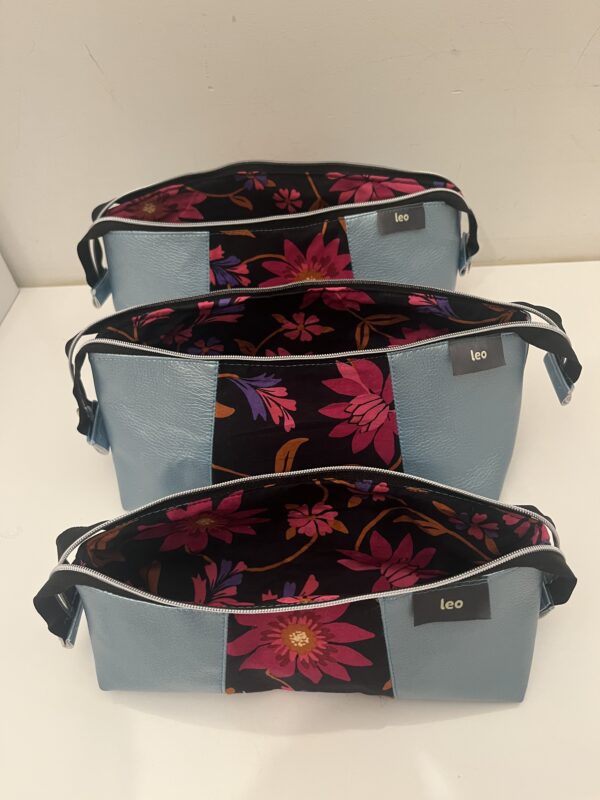 Metallic blauw met bloem