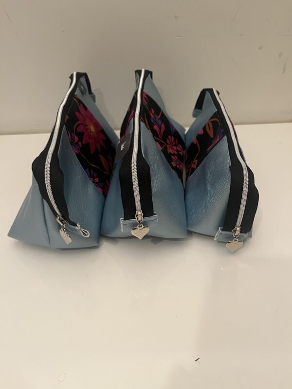 Metallic blauw met bloem