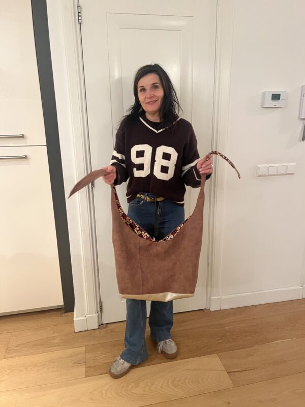 Bruine shopper met vrolijke binnenkant en verstelbaar met knot