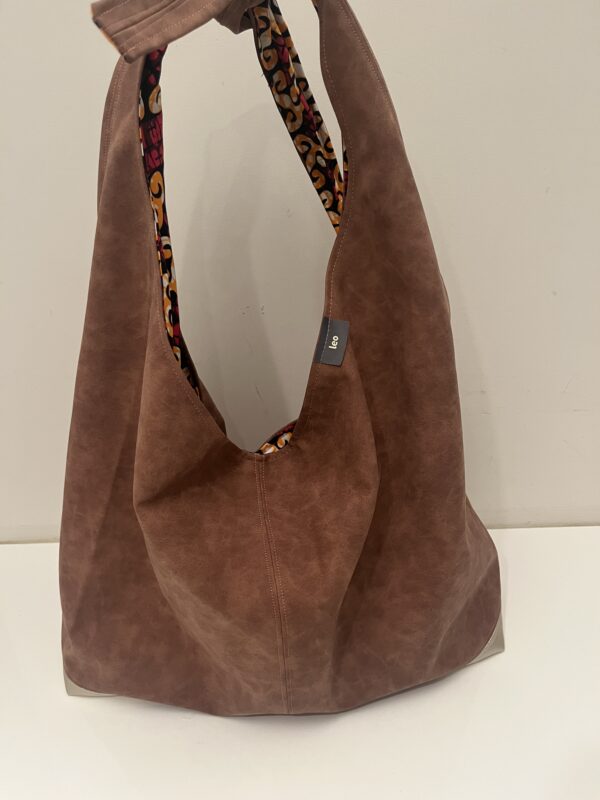 Bruine shopper met vrolijke binnenkant en verstelbaar met knot