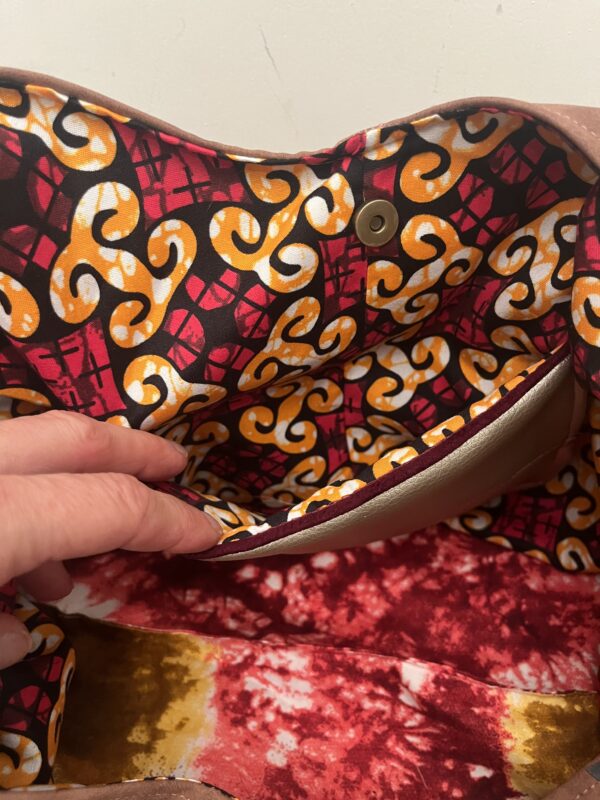 Bruine shopper met vrolijke binnenkant en verstelbaar met knot