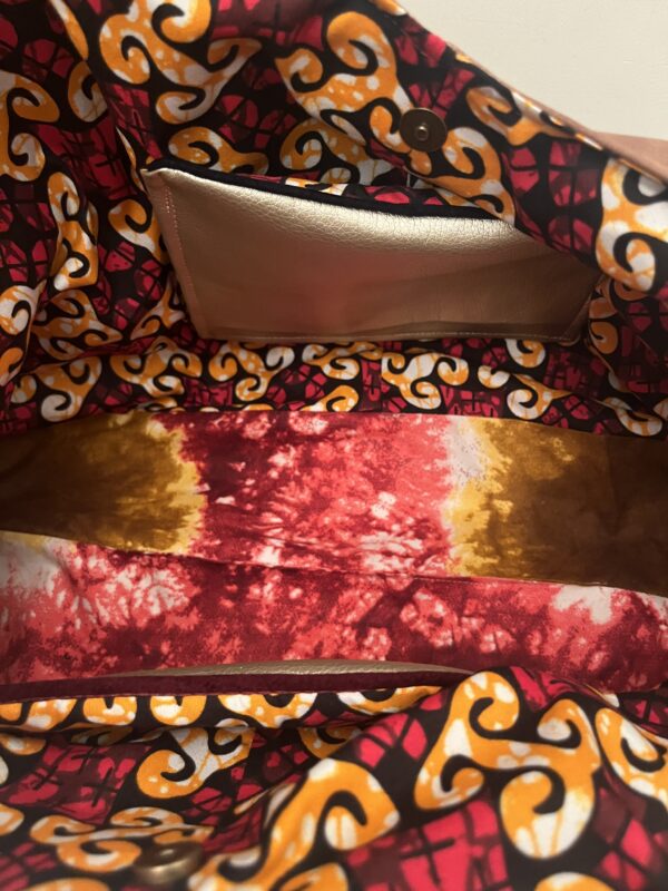 Bruine shopper met vrolijke binnenkant en verstelbaar met knot