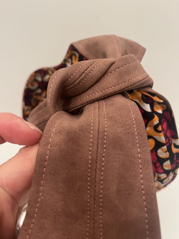 Bruine shopper met vrolijke binnenkant en verstelbaar met knot