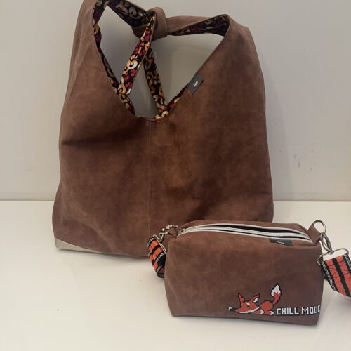 Bruine shopper met vrolijke binnenkant en verstelbaar met knot