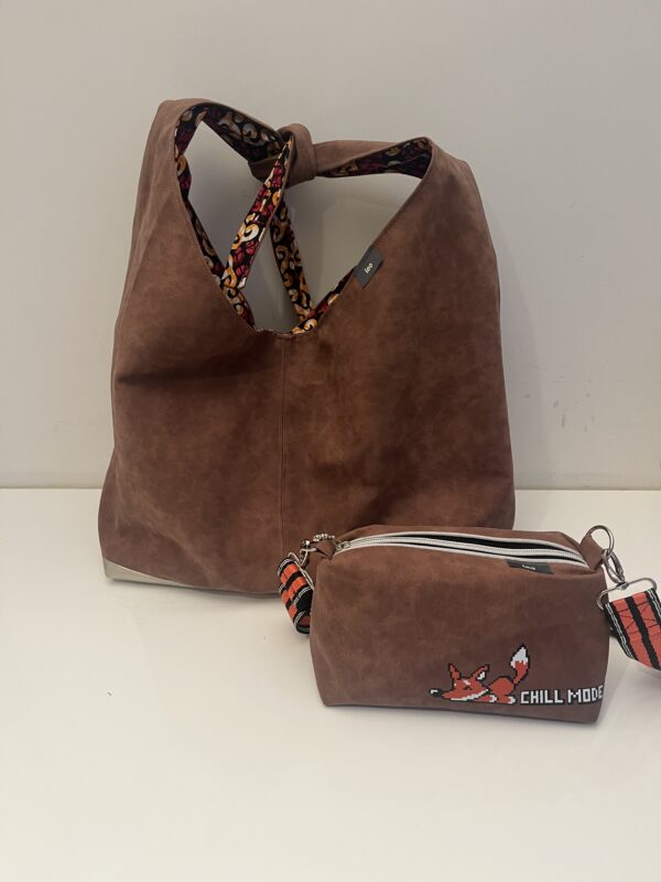 Bruine shopper met vrolijke binnenkant en verstelbaar met knot