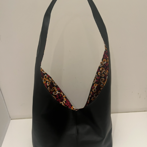 Vrolijke zwarte shopper