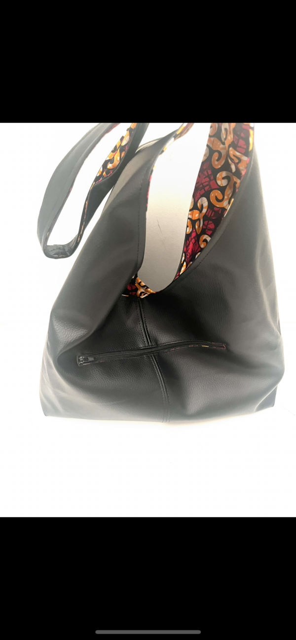 Vrolijke zwarte shopper