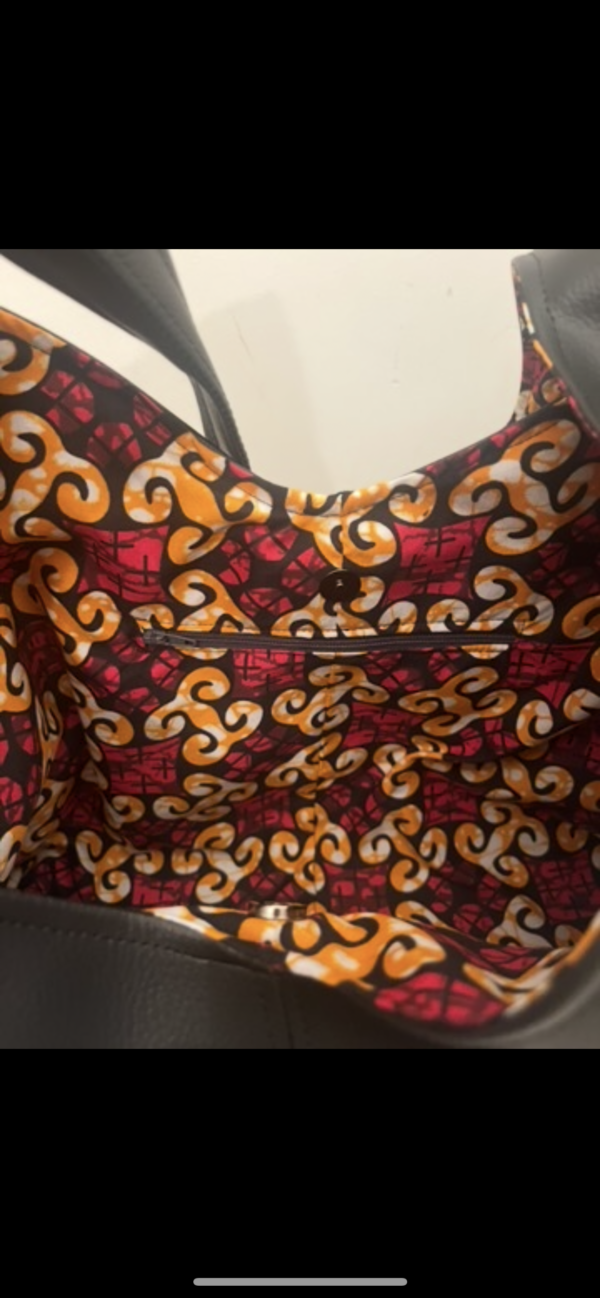 Vrolijke zwarte shopper