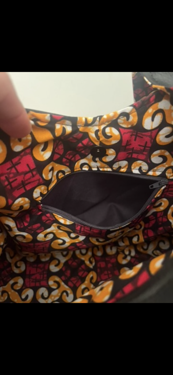 Vrolijke zwarte shopper