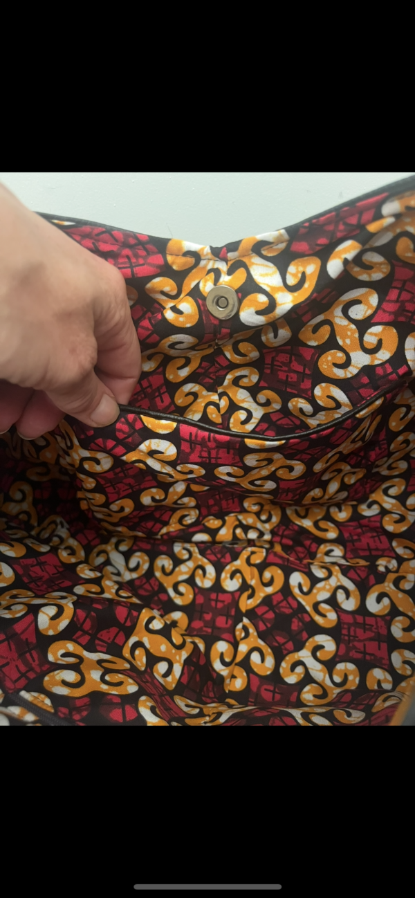 Vrolijke zwarte shopper