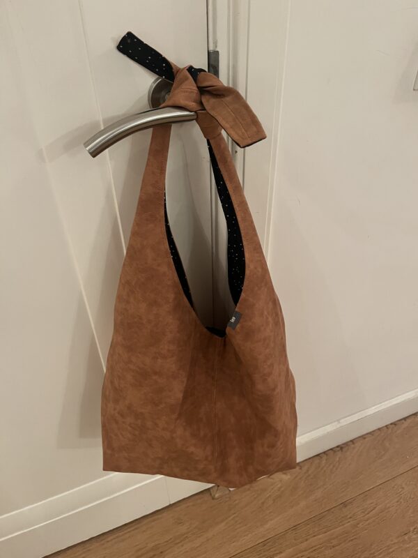 Bruine shopper met strik