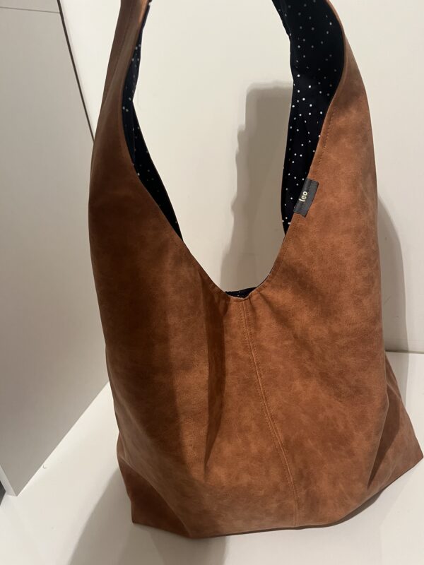 Bruine shopper met strik