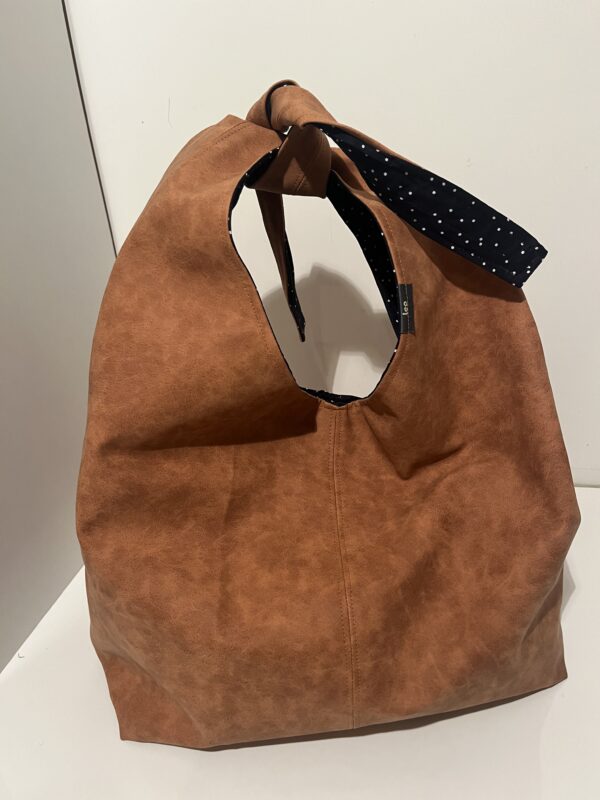 Bruine shopper met strik