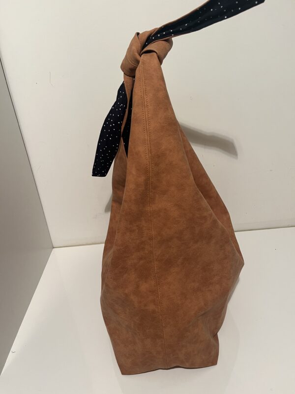 Bruine shopper met strik