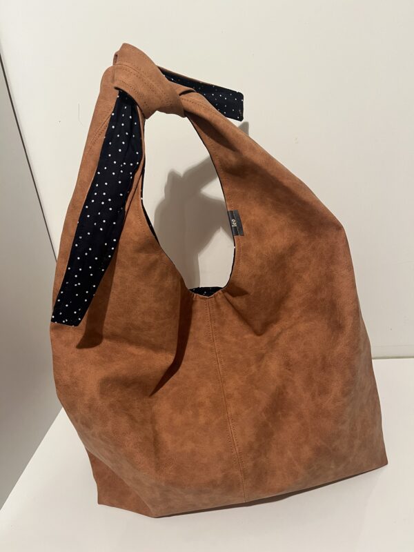 Bruine shopper met strik