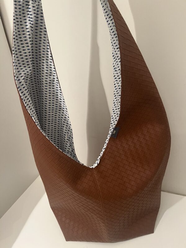 Bruine shopper gevlochten look