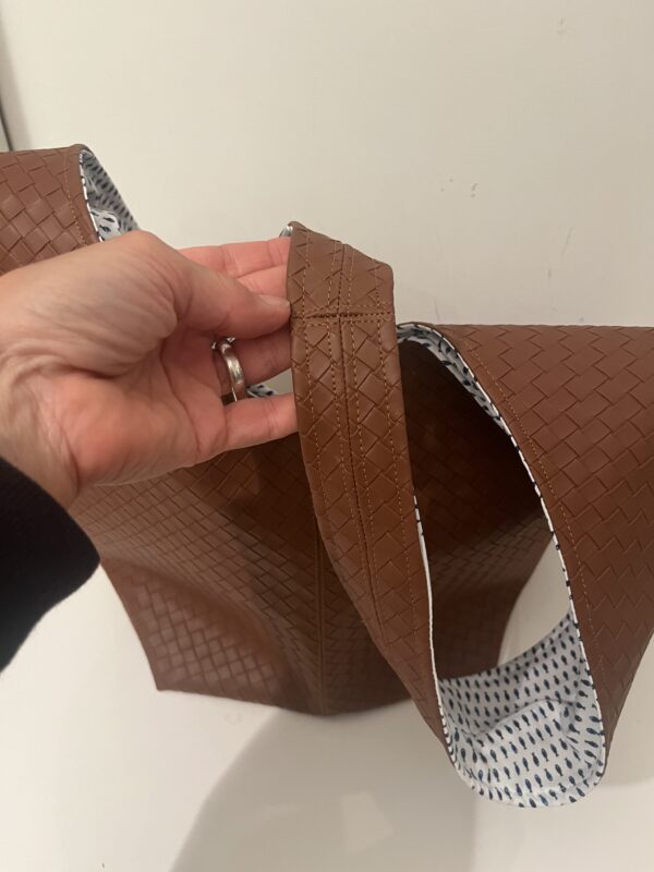 Bruine shopper gevlochten look