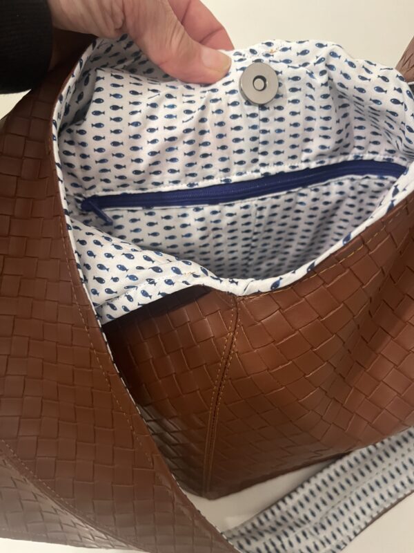 Bruine shopper gevlochten look