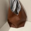 Bruine shopper gevlochten look