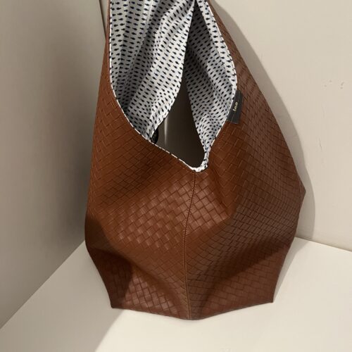 Bruine shopper gevlochten look