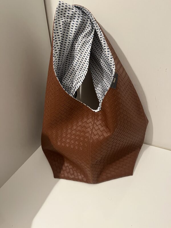 Bruine shopper gevlochten look