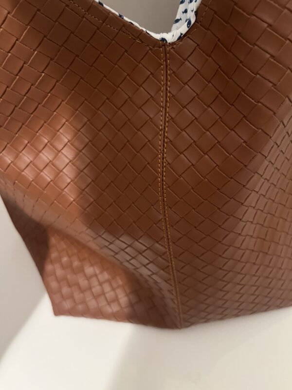 Bruine shopper gevlochten look