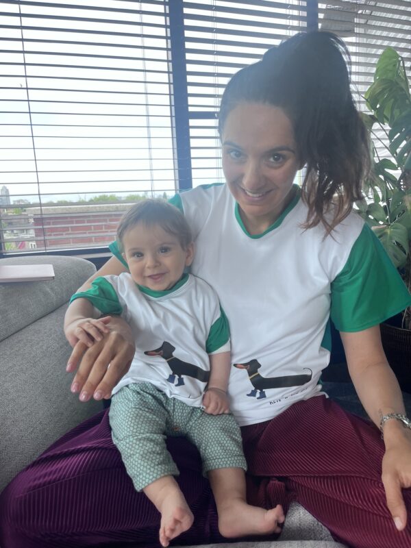 Moeder en dochter shirt vrolijk met teckel