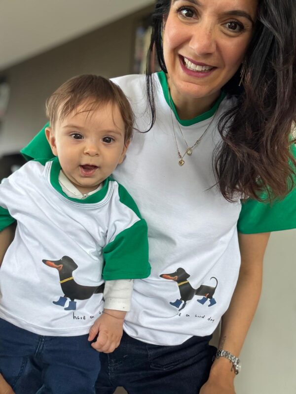 Moeder en dochter shirt vrolijk met teckel